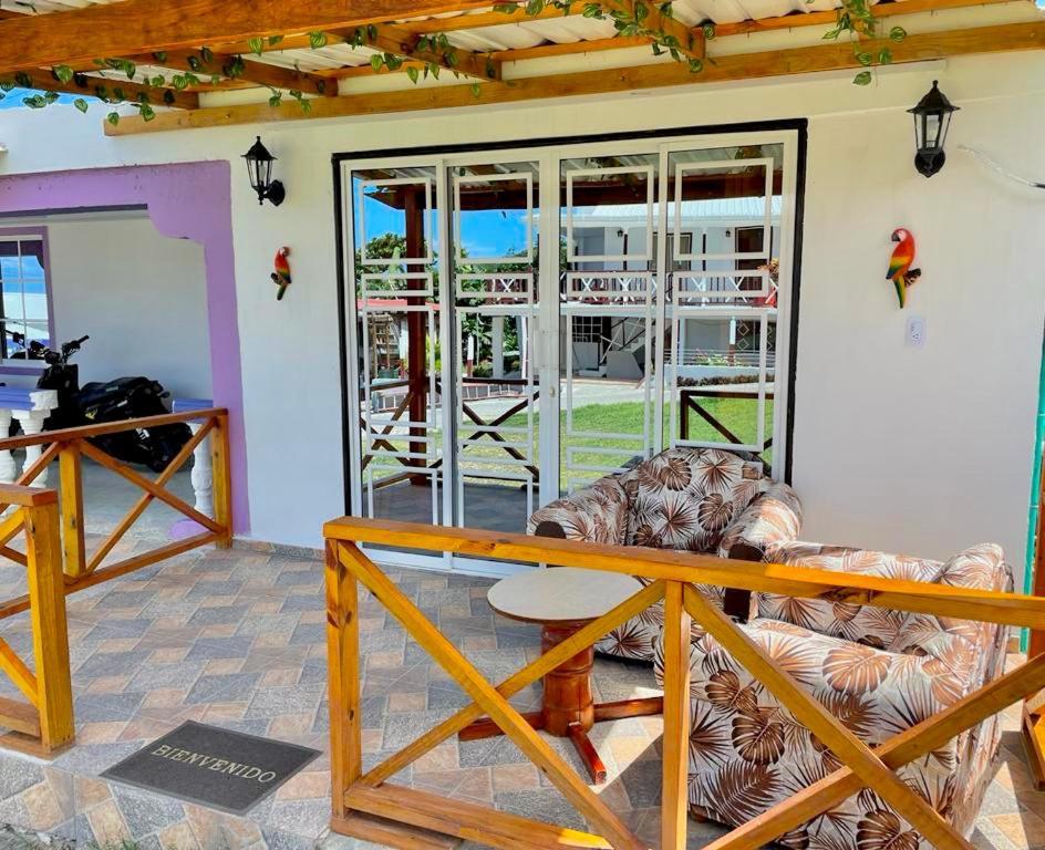 Posada Villa Bryan Rocky Point Exterior photo